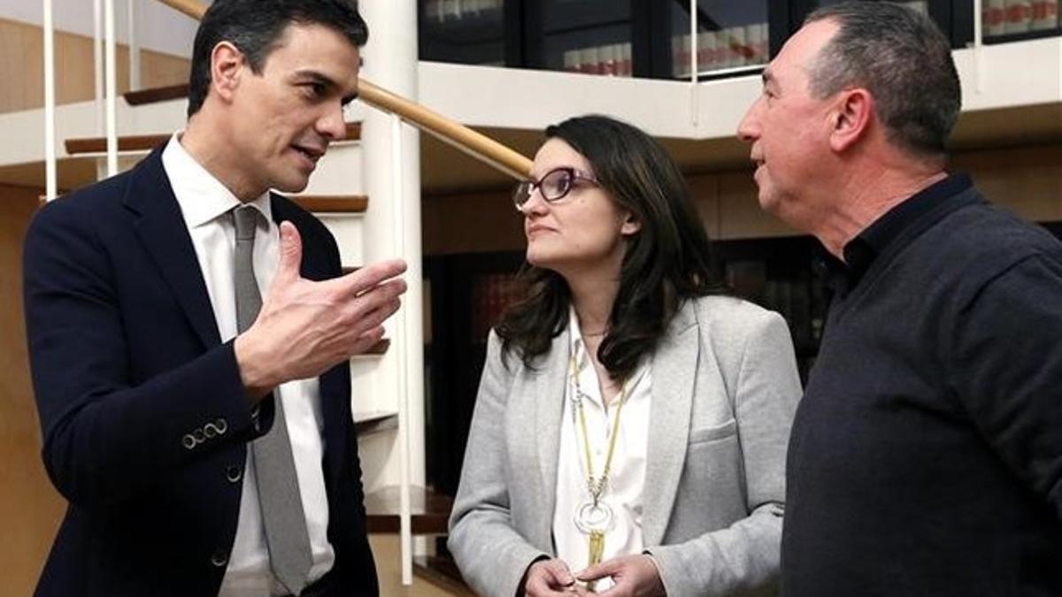 El líder del PSOE, Pedro Sánchez, conversa con Mónica Oltra y Joan Baldoví, dirigentes de Compromís, en el Congreso.
