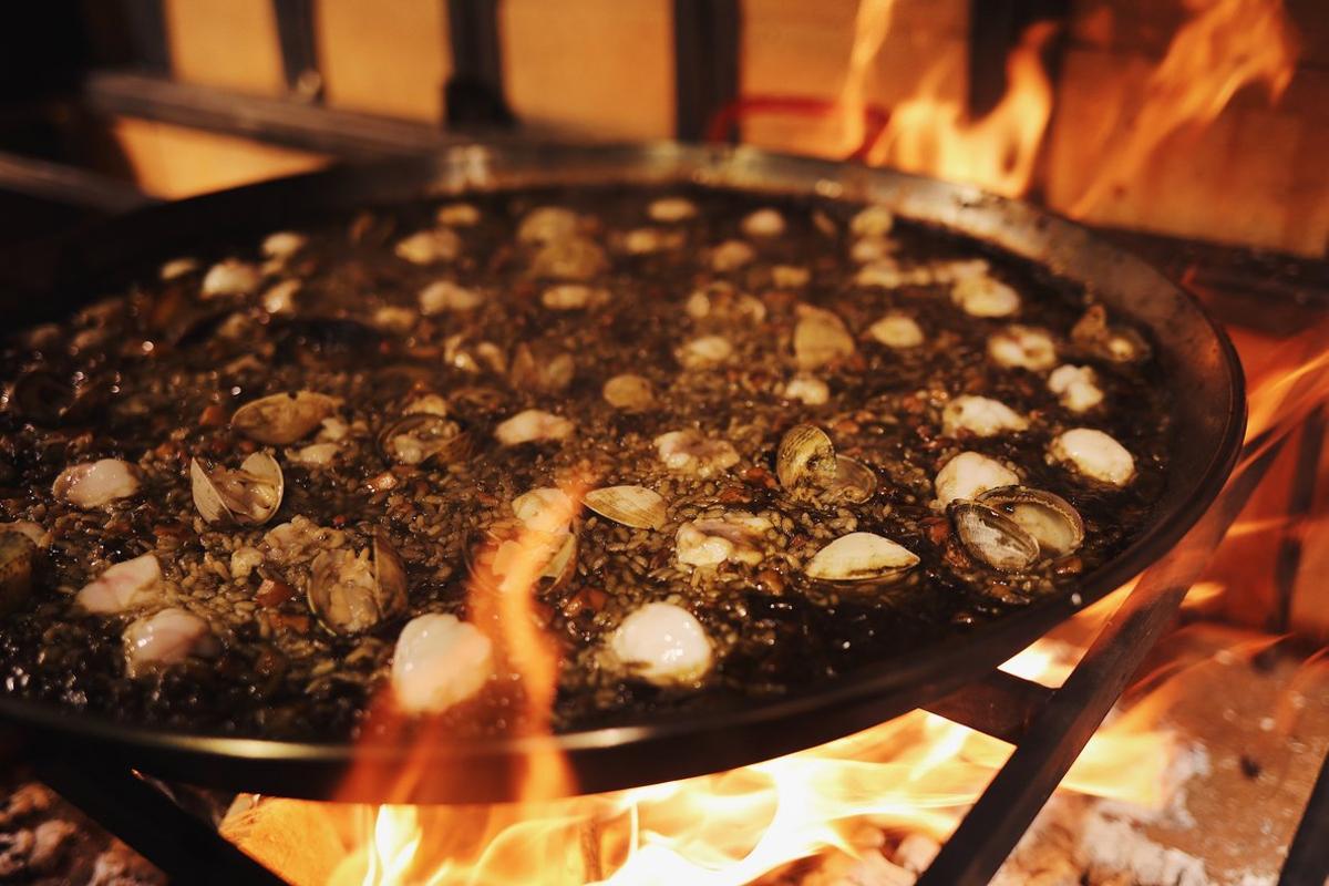 En el restaurante Cadaqués, los arroces se cocinan con fuego de leña.