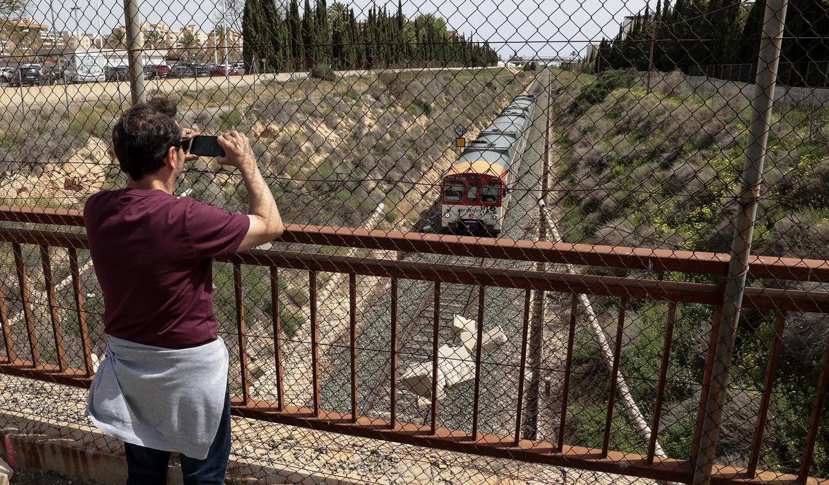 En la protección de la entrada al túnel del tren en Altabix se acumulan piedras y cascotes de gran tamaño