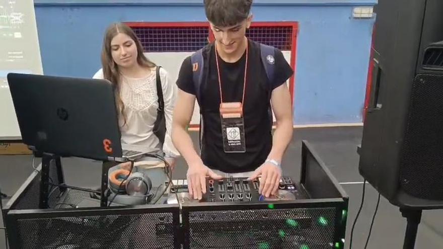 Los alumnos de los IES de Ames tocan el futuro en la Feira das Profesións