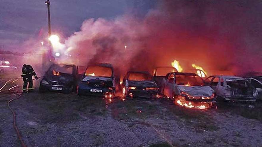 Bomberos sofocan el fuego en el depósito municipal de Sant Josep.