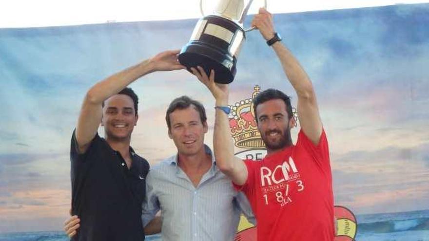 Los ganadores con el presidente del Real Club Mediterráneo, Manuel Narváez.