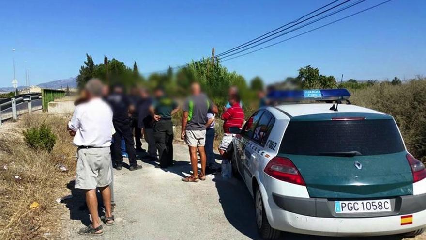 Agentes de la Policía Local y de la Guardia Civil, ayer durante el operativo en Los Torraos.