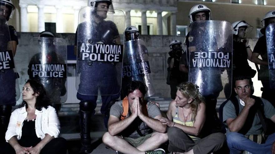 Grecia aprueba despedir a miles de funcionarios a cambio de más ayudas