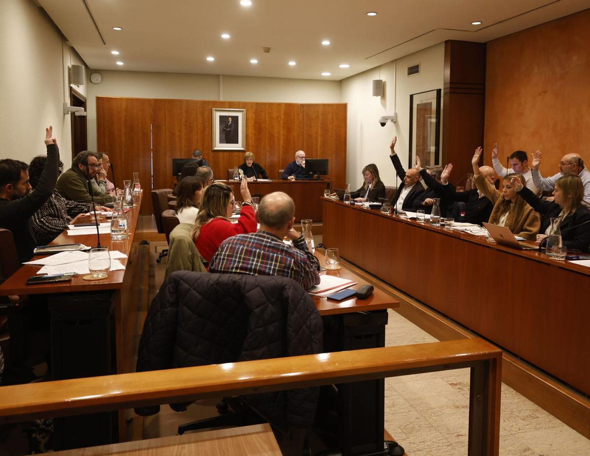 La parte de Podemos vota con el Partido Popular y Vox la  puesta en marcha de la comisión del agua del Ayuntamiento de Avilés.  | LUISMA MURIAS