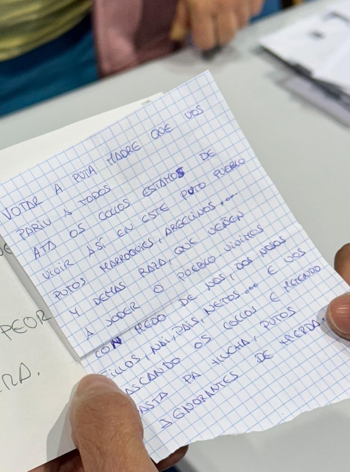 Texto depositados junto a una papeleta en un colegio elecoral lalinense.