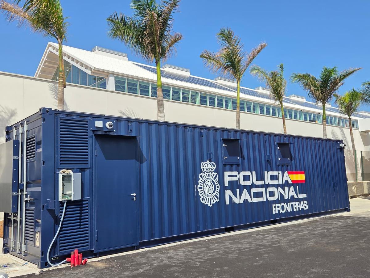 Contenedor instalado en el Muelle Santa Catalina para el control de pasajeros.