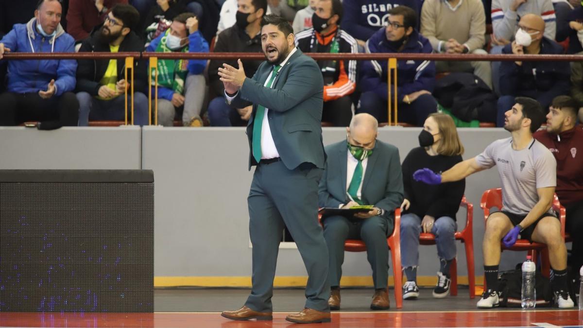 Josan González, entrenador del Córdoba Futsal, durante el partido ante ElPozo en Vista Alegre.