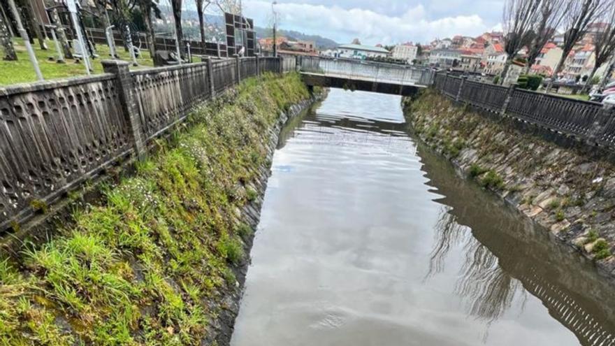 La lluvia devuelve los vertidos al río Orxas y los vecinos apuntan al mal funcionamiento del bombeo