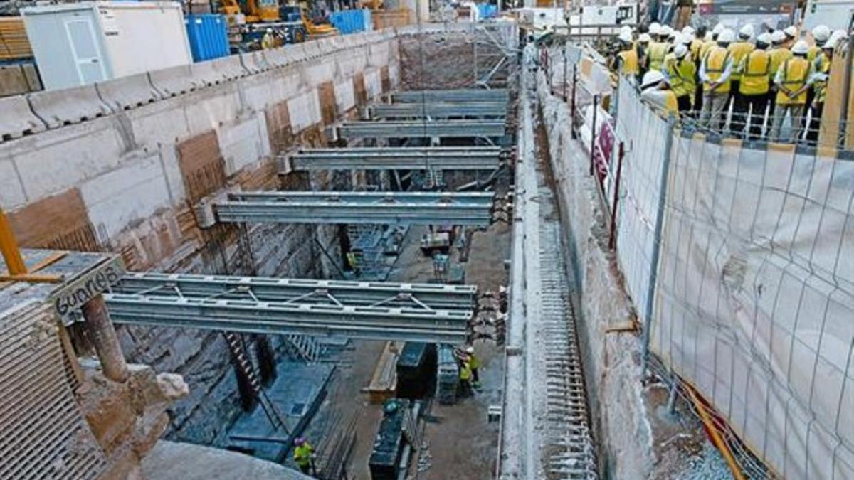 Obras en la plaza de Gal·la Placídia para ampliar la estación de Gràcia de los Ferrocarrils, ayer.