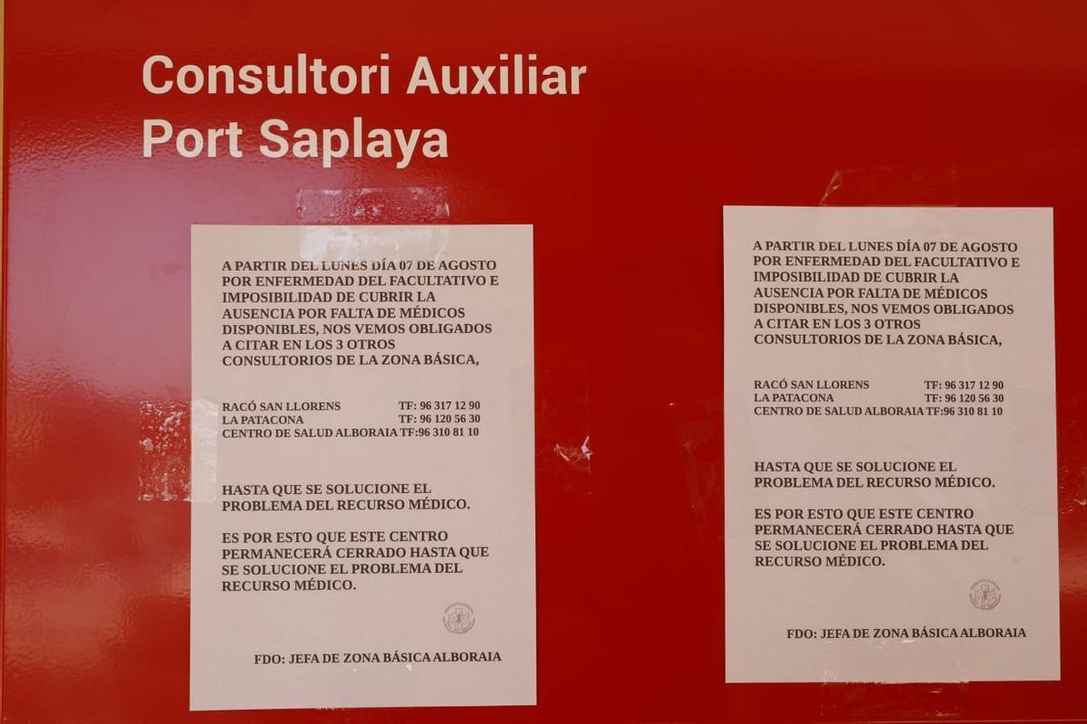 El cartel que comunica el cierre del consultorio de Port Saplaya