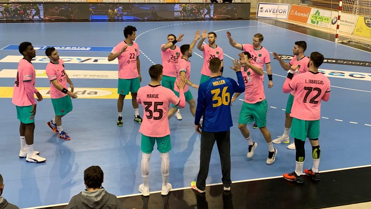 Los jugadores del Barca Lassa en el pabellón del Bada Huesca