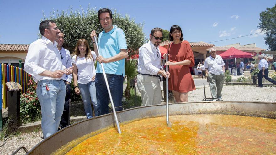 El socialista Óscar López y María González Veracruz, durante su visita a Lorca.