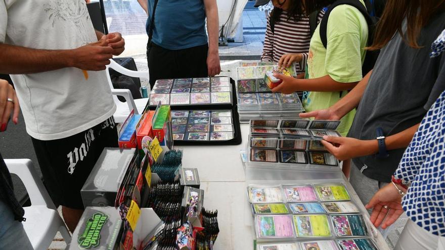 Cromos de fútbol protagonizan la gran quedada de coleccionistas en Viñetas desde o Atlántico: "Mi mujer me dice que somos los 'frikis'"