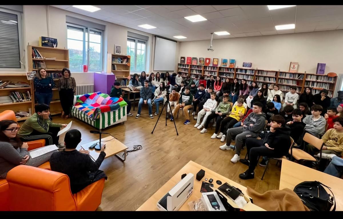 Una de las charlas dadas por la asociación en un centro escolar.