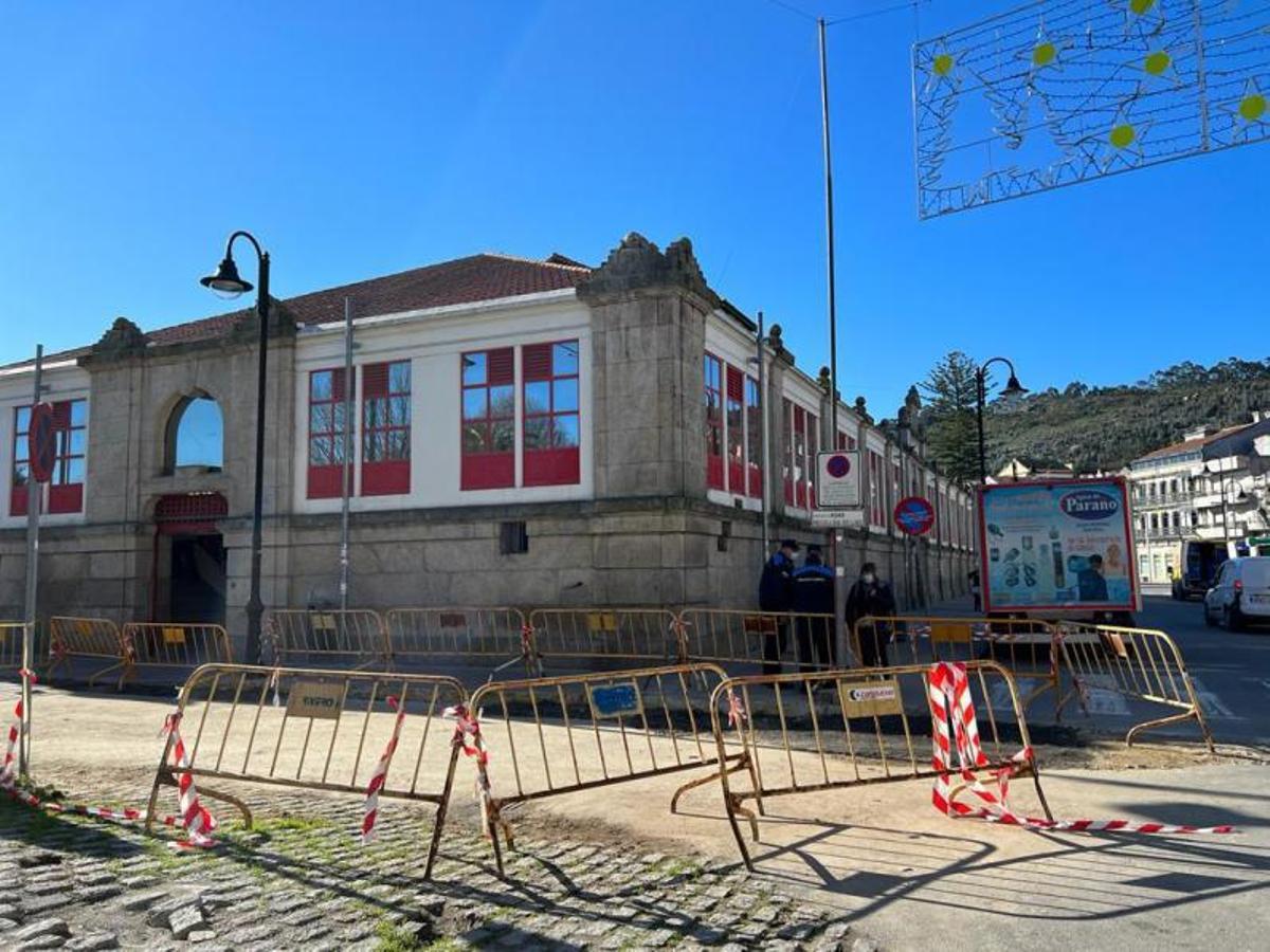 Operarios de la UTE, con placeras y agentes de la Policía Local, supervisando ayer las obras. |   // G.M.P.