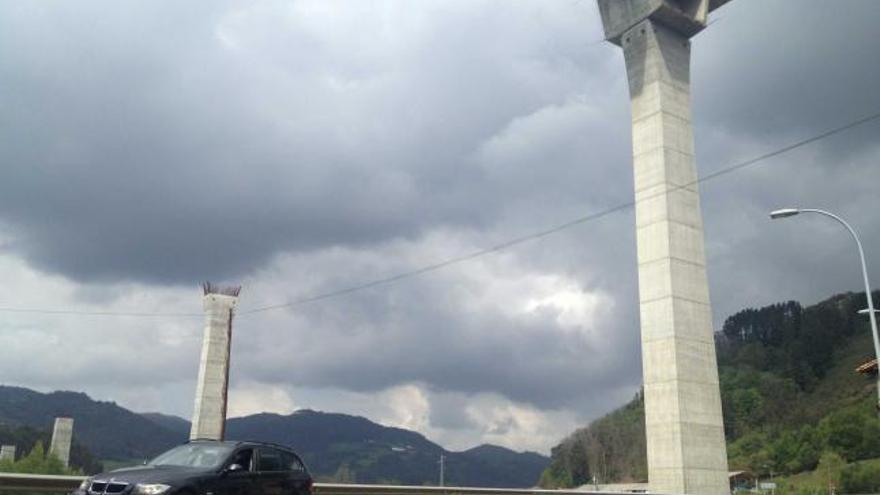 gigantes paralizados. Los conductores de la carretera nacional ya se han acostumbrado a la impactante imagen de los pilares de los viaductos sin terminar, como éstos que se encuentran en la zona de Doriga. | s.arias