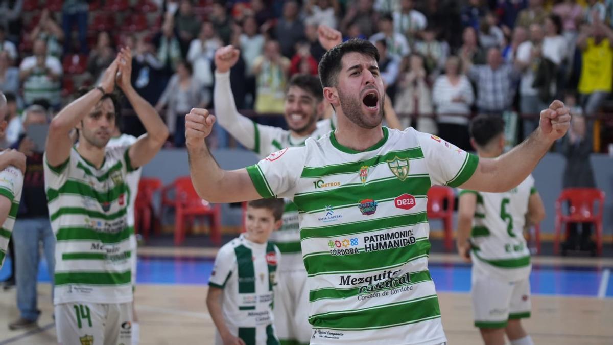 Ismael celebra el triunfo ante el Manzanares en Vista Alegre.