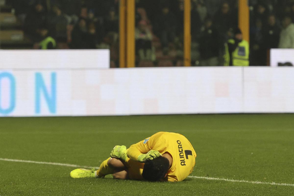 El portero del Cremonese, afectado por un petardo lanzado por la afición del Inter