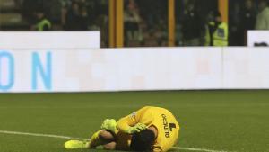 El portero del Cremonese, afectado por un petardo lanzado por la afición del Inter