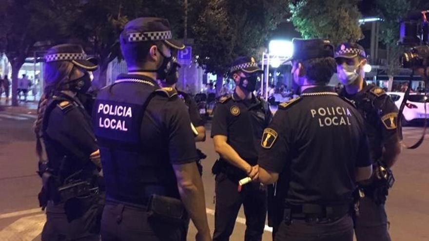 Varios policías locales se preparan para realizar un servicio en Alicante.