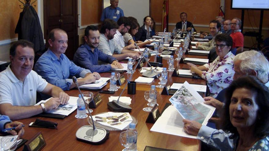 Jaume Ferrer y Rafa Ruiz, a la izquierda, ayer en el Consejo de Administración.