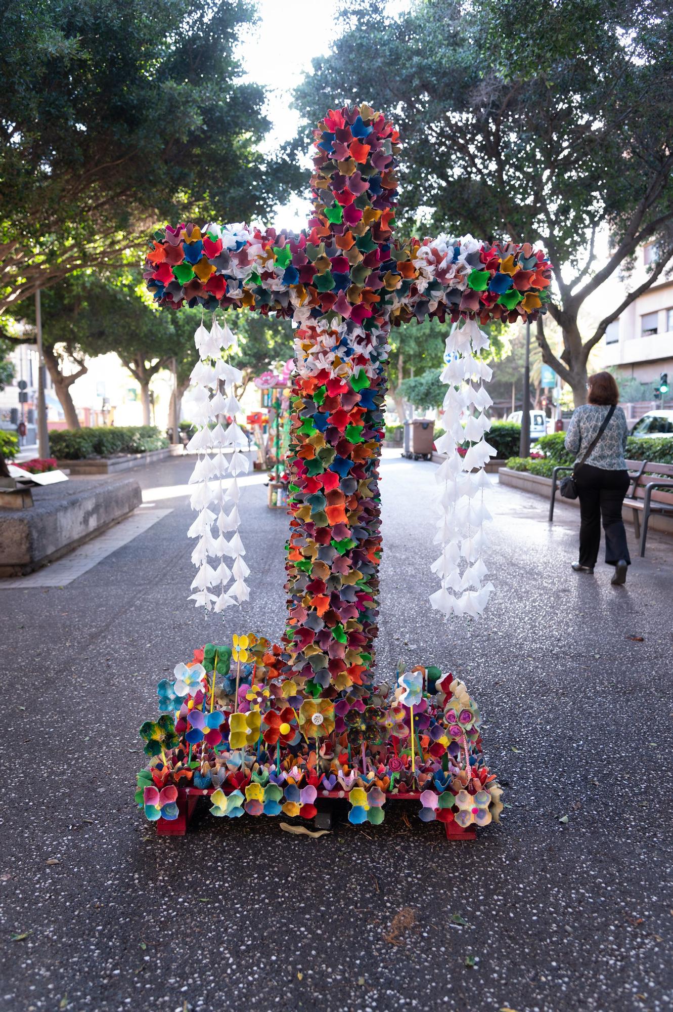 Exhibición de cruces de las doce empresas colaboradoras en las Fiestas de Mayo de Santa Cruz de Tenerife