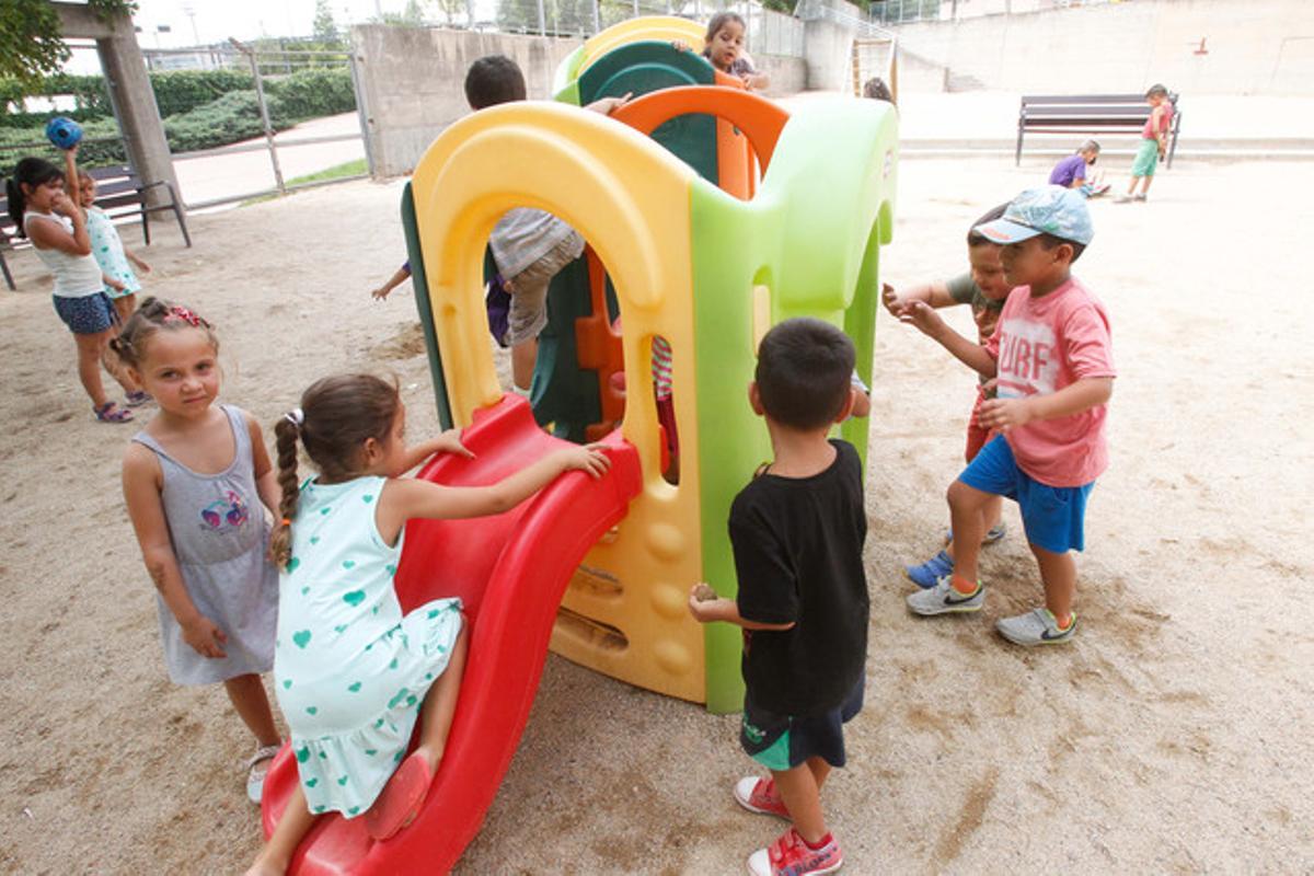 Niños jugando en un patio en una imagen de archivo