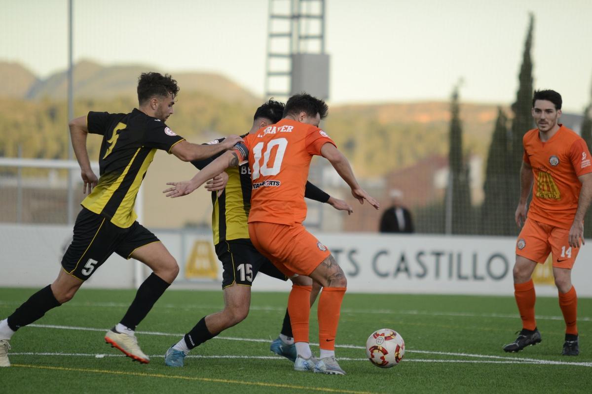 Lance del partido jugado entre el Soneja y el Roda este viernes en El Arco.