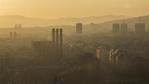 Vista de Barcelona una mañana con episodio de contaminación en 2017.