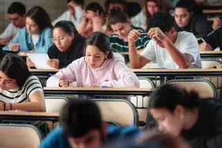 Educación convoca las becas para 2023/24 sin resolver las de este curso