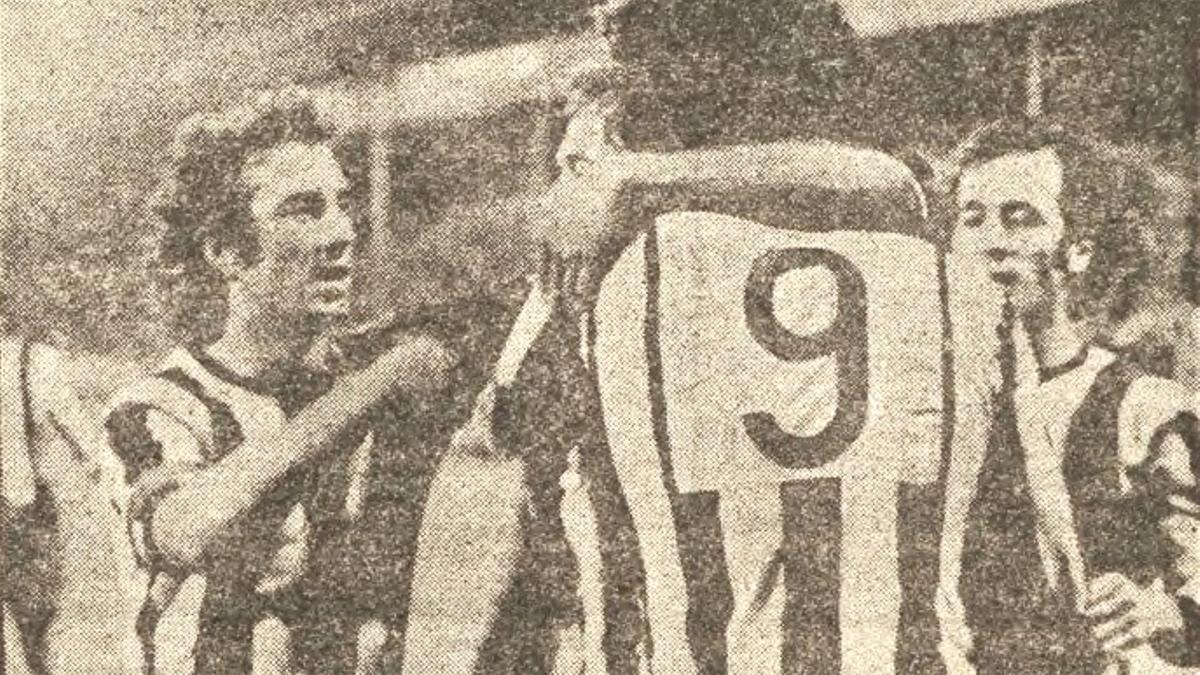 Valdano celebra con sus compañeros del Alavés su primer gol en España, al Córdoba CF en Mendizorroza, el 23 de noviembre de 1975.