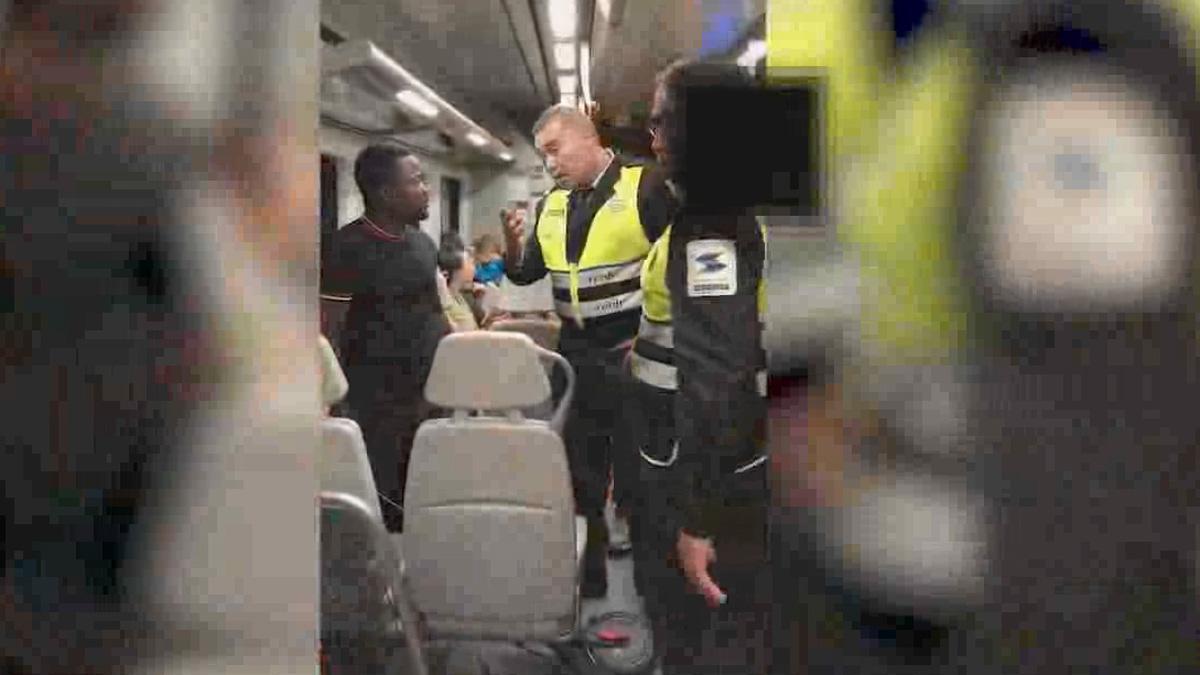 Vigilantes de Renfe agreden a un joven negro que se negó a mostrar su billete  Vídeo