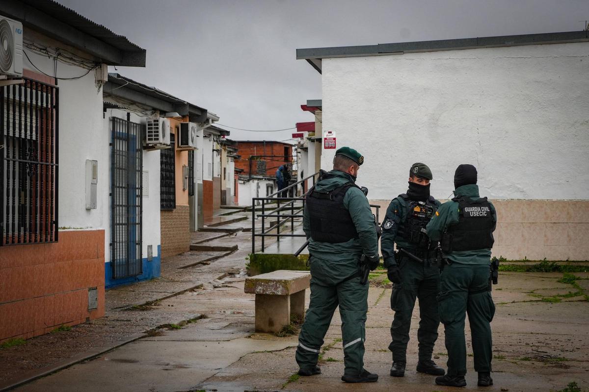 Agentes de la Guardia Civil durante la operación en Las 800, este miércoles.