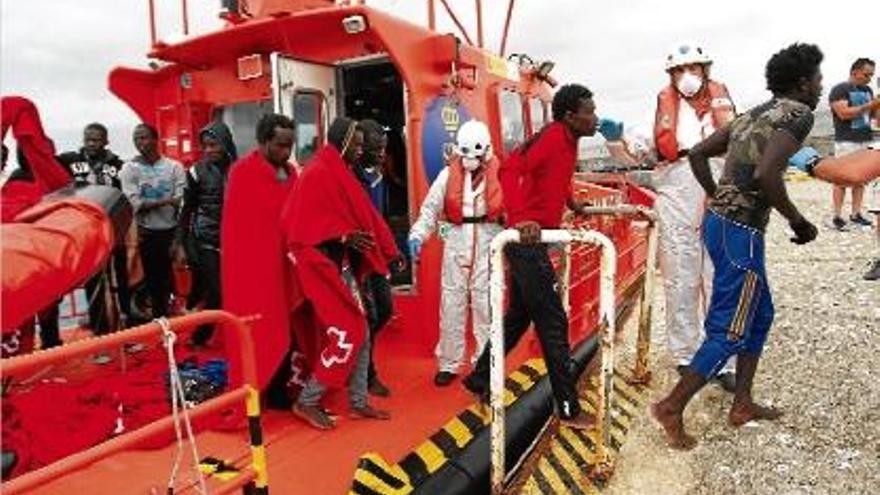 Un grup d&#039;immigrants subsaharians arriba al port de Cadis després de ser rescatats d&#039;una pastera.