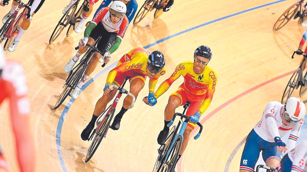 Albert Torres y Sebastián Mora dándose la mano tras finalizar el Europeo.