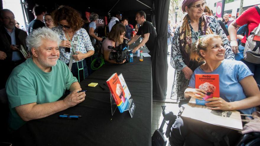 Pedro Almodóvar, ante una fan con su libro en Barcelona.   | // EFE