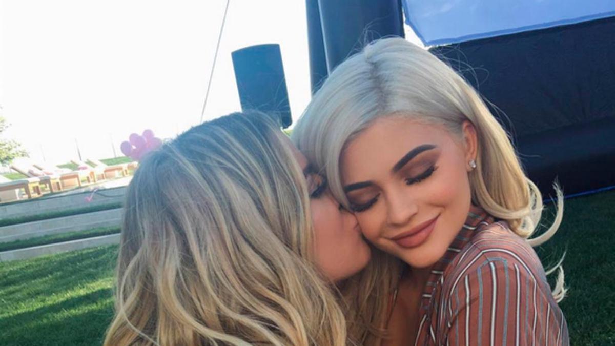 Khloé Kardashian y Kylie Jenenr muy rubias