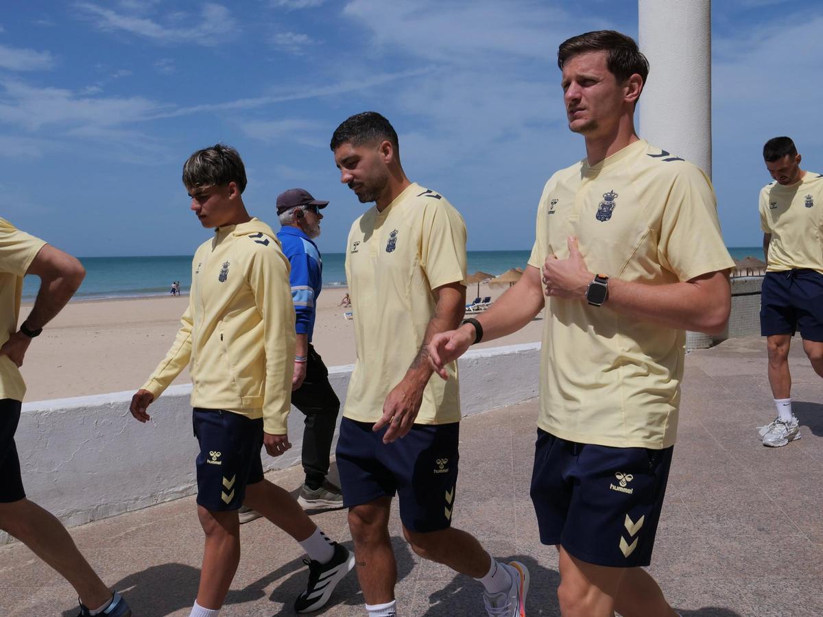 Rafa Cruz pasea junto a Álex Suárez y el meta Dinko Horkas, esta mañana, en el paseo marítimo de Cádiz.
