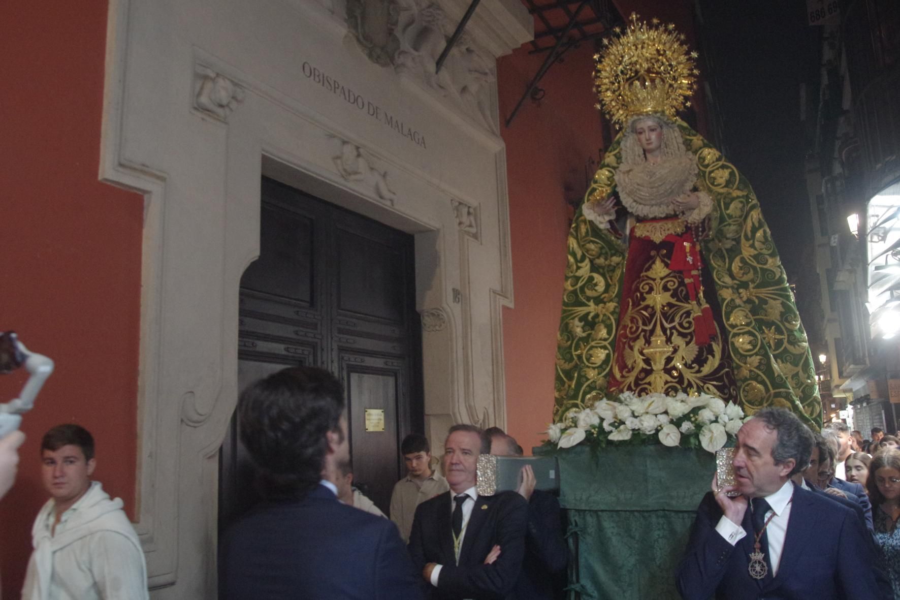 Traslado de la Virgen de Gracia y Esperanza, de la cofradía de Estudiantes, previo a la salida procesional extraordinaria por el 75 aniversario de la imagen