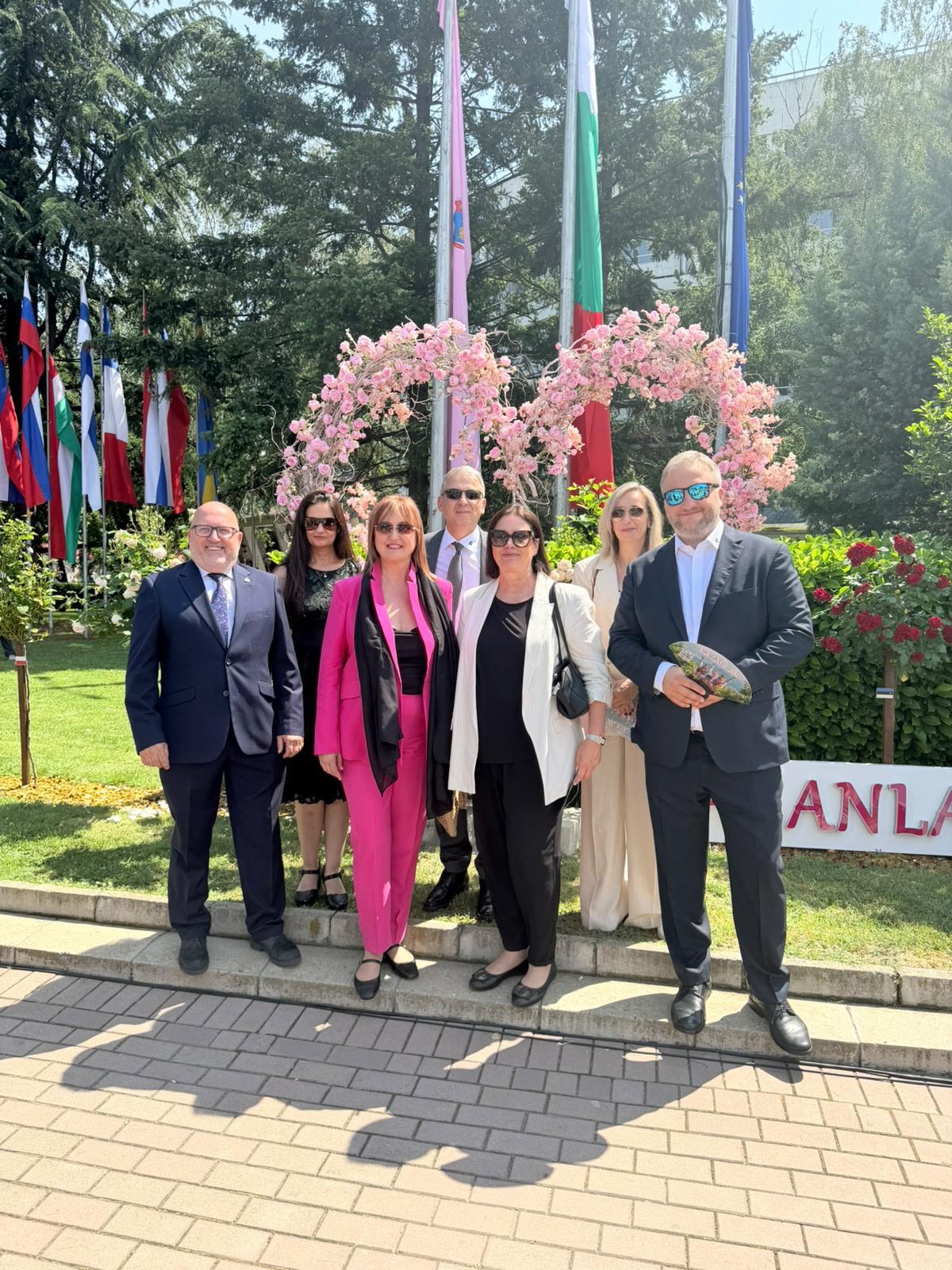 Representantes de Xàtiva y Kazanlak en la Fiesta de la Rosa de la ciudad búlgara.