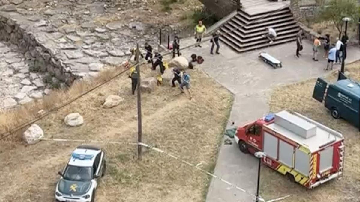 Un momento del rescate del cuerpo sin vida de un hombre, hallado en el barranco de Sant Josep a su paso por la Vall.