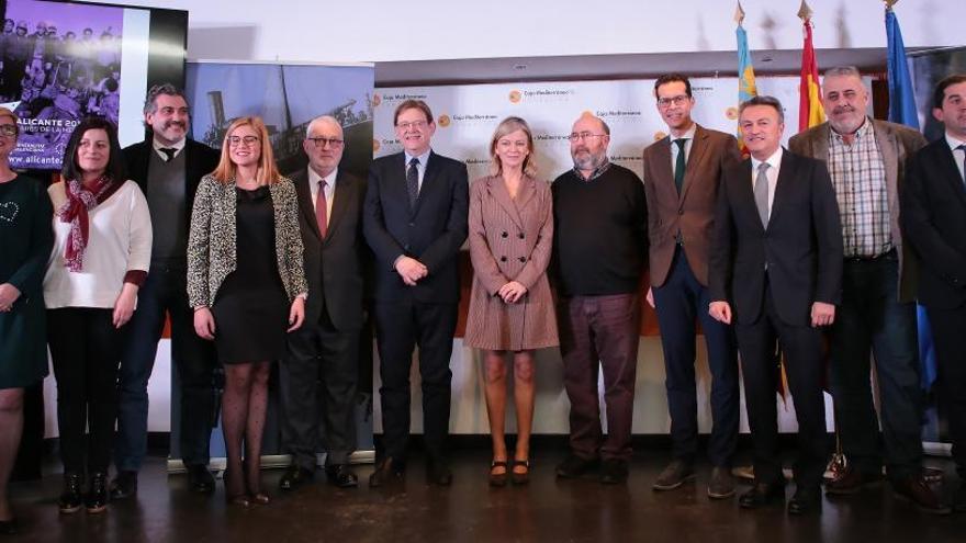 El presidente de la Generalitat, Ximo Puig, y la consellera de Justicia, Gabriela Bravo, ayer, en el centro, con otros políticos y asistentes