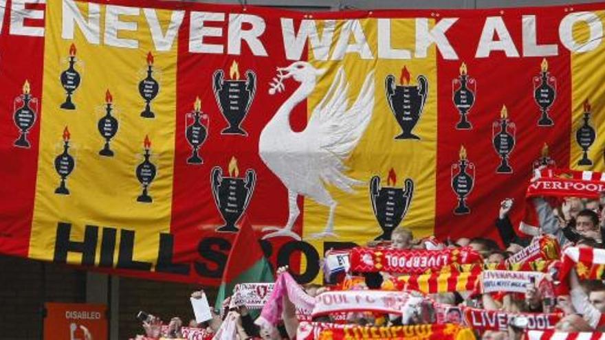 Los aficionados del Liverpool recuerdan a los hinchas que murieron en Hillsborough.