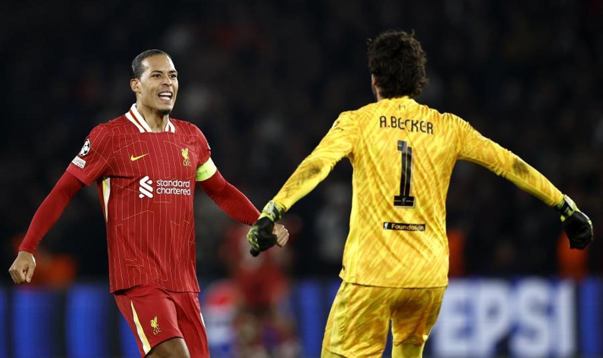 El capitán del Liverpool Virgil van Dijk (I) y el portero Alisson Becker celebran la victoria durante el partido de ida de octavos de la UEFA Champions League