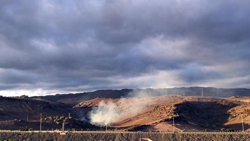 Los bomberos extinguen un incendio en Playa del Inglés