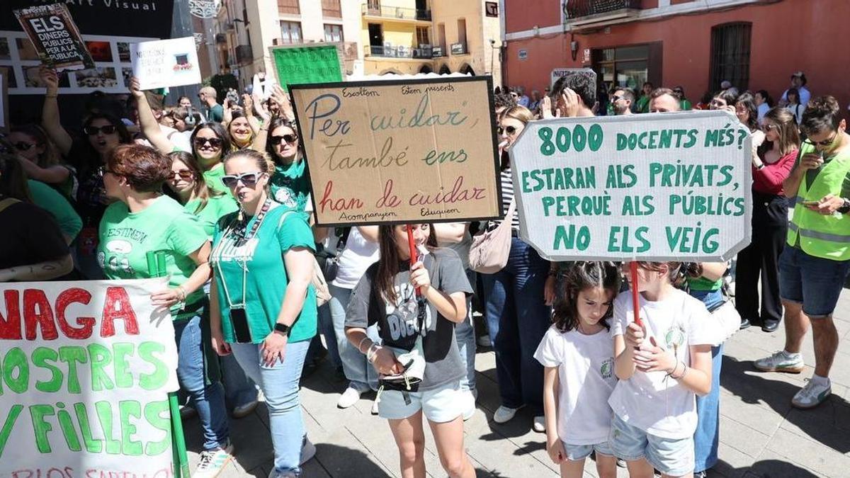 Los socialistas afean al PP que no estuvieran al lado de profesores y familias en las protestas en Vila-real por la mejora de la educación pública.