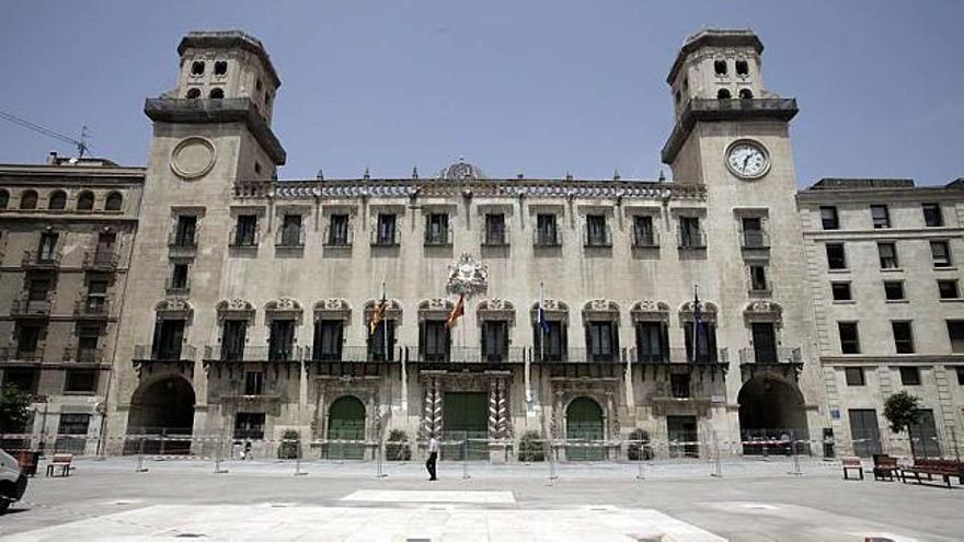 El tráfico vuelve a la plaza del Ayuntamiento