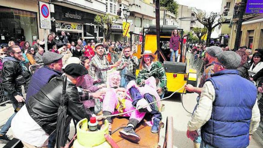 La carroza de A Veiga representa la escena de la matanza.  // BERNABÉ