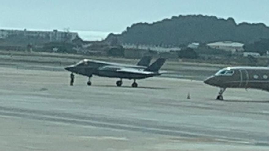 Un caza F35 aterriza de emergencia en Ibiza